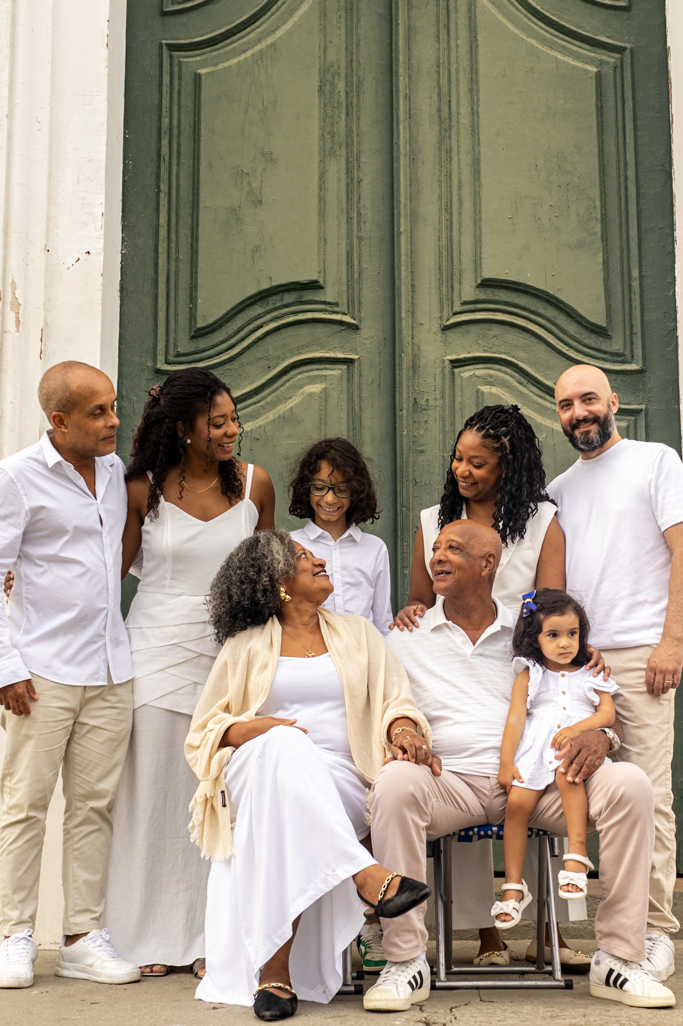 Família reunida em abraço