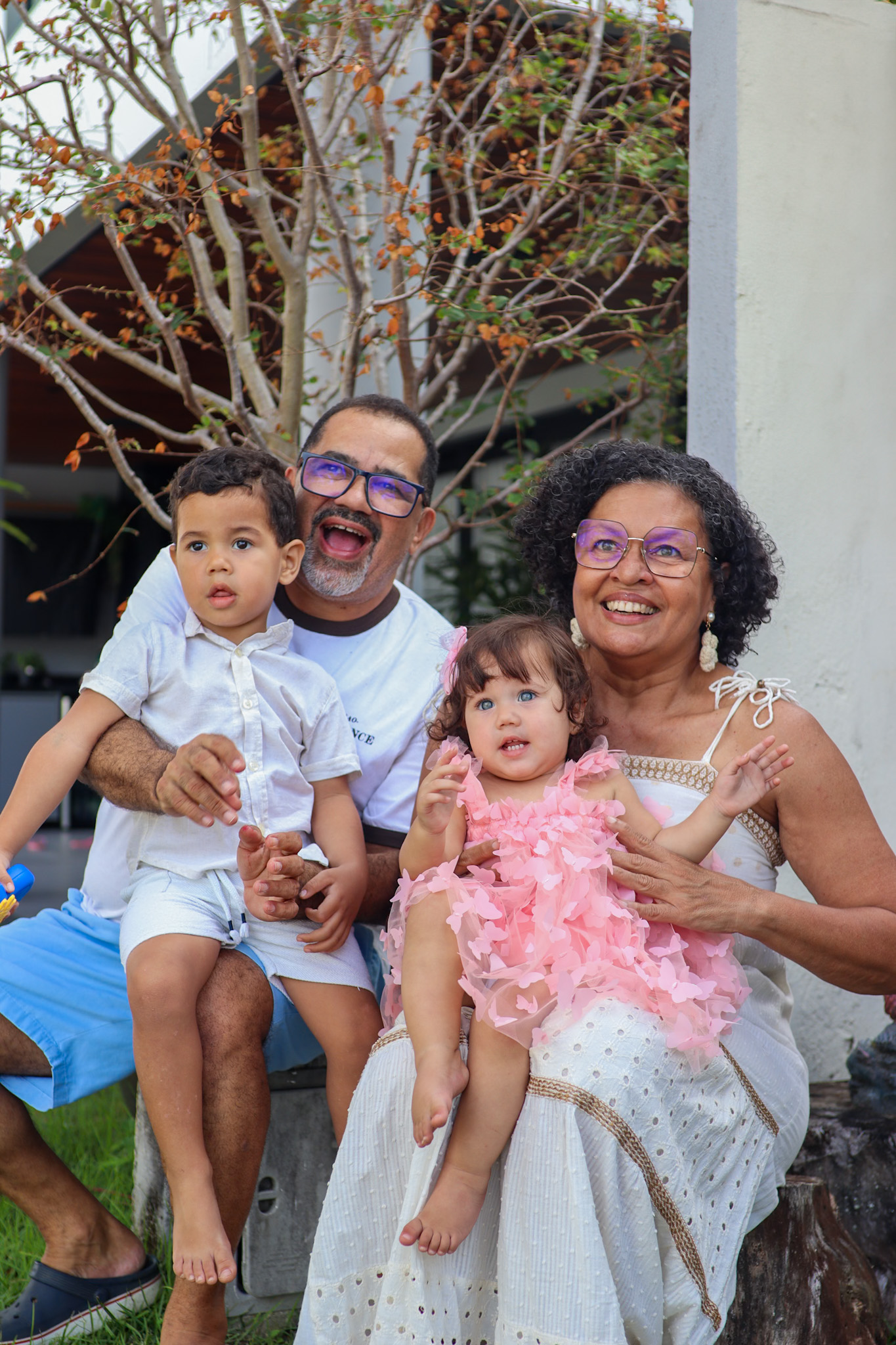 Pai segurando bebê no colo